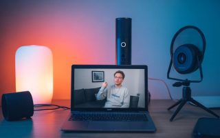 Come creare una postazione streaming geek low cost: webcam, luci, microfono e accessori indispensabili