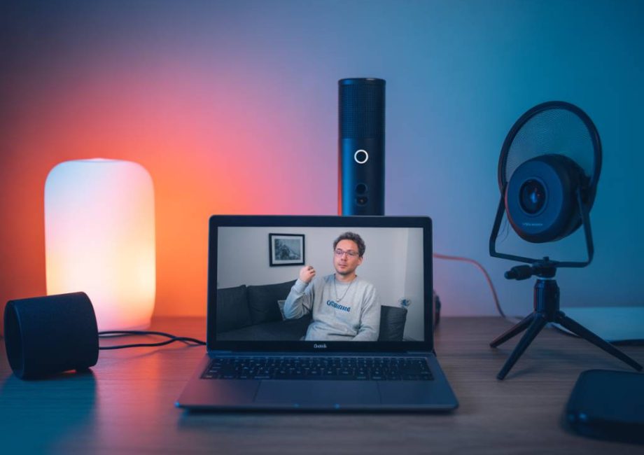 Come creare una postazione streaming geek low cost: webcam, luci, microfono e accessori indispensabili